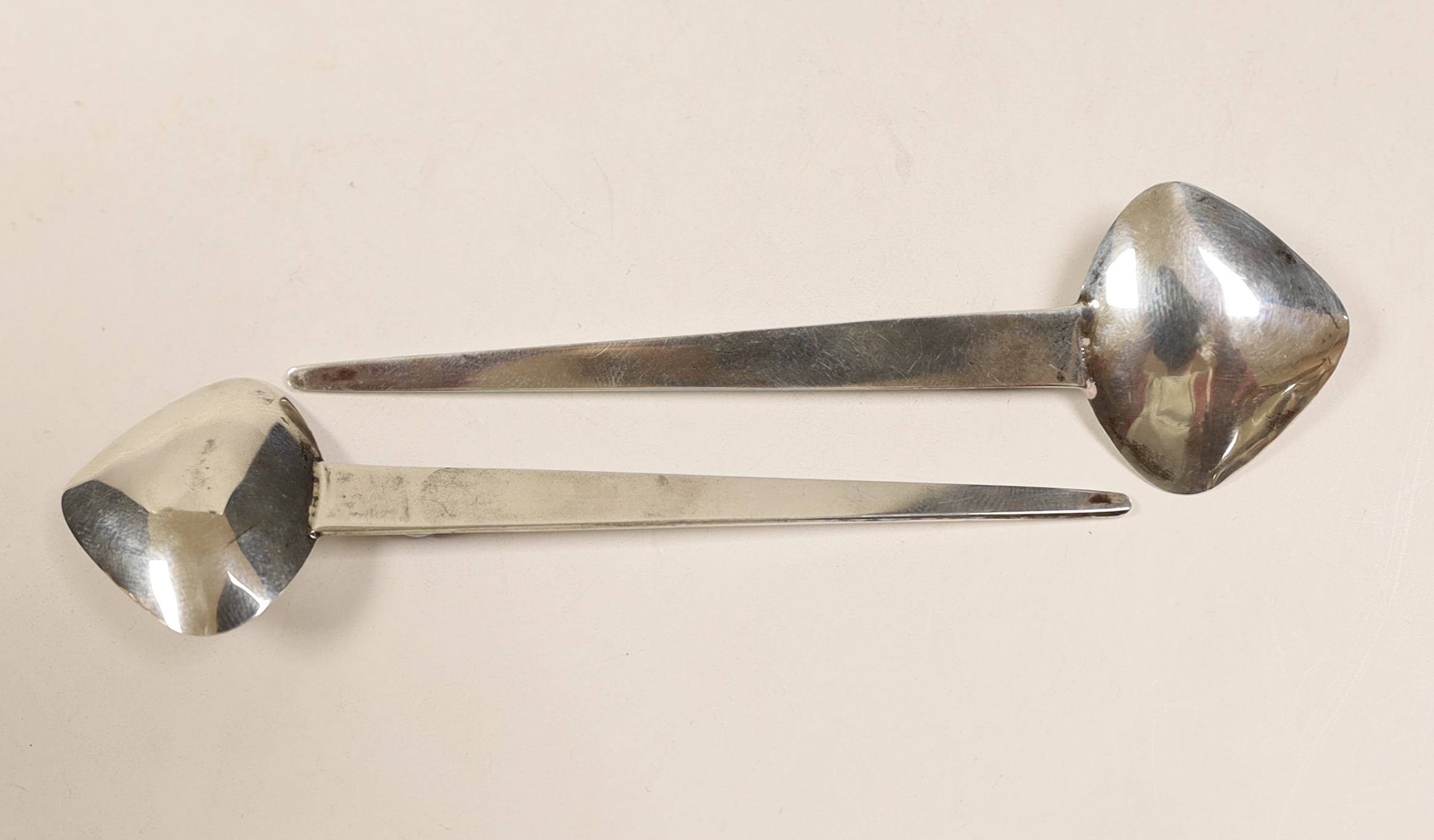 A pair of Elizabeth II Arts & Crafts Scottish silver and single stone cabochon lapis lazuli set spoons, by Liberty & Co, Edinburgh, 1987, 10.4cm.